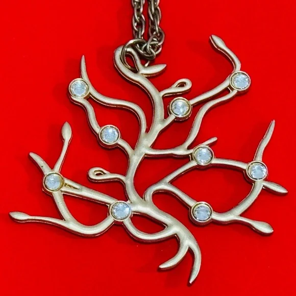 Disney - Replica of Belle's Pendant from Live Action Beauty and the Beast - Picture 2 of 3